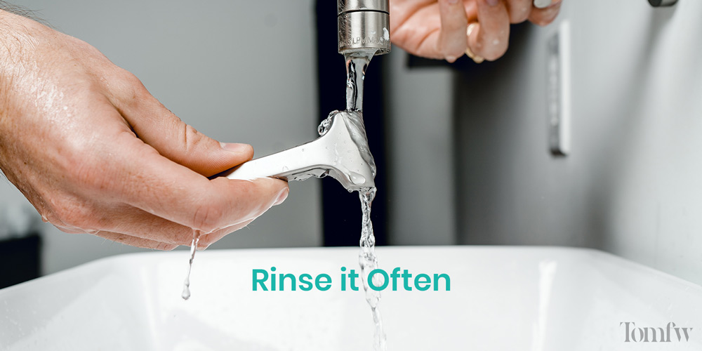 rinse the safety razor